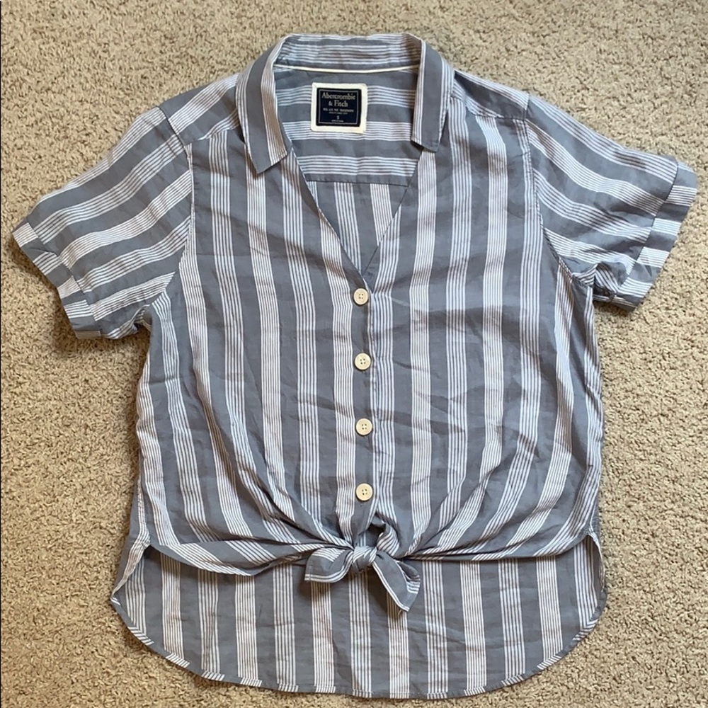 Short-sleeve buttondown with tiefront option